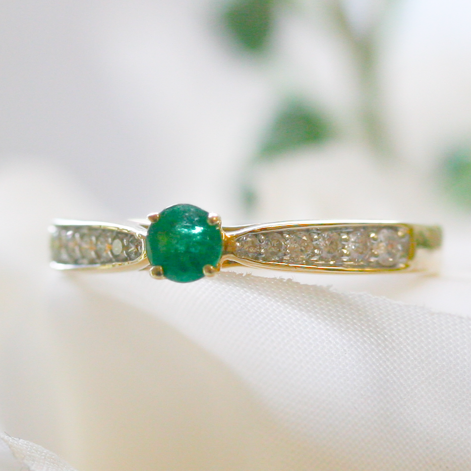 Lot - BAGUE ÉMERAUDE DIAMANTS A 3,14 carats emerald, diamond and two tones  18K gold ring. Gross weight : 10,92 gr. Size : 52 (with spring...