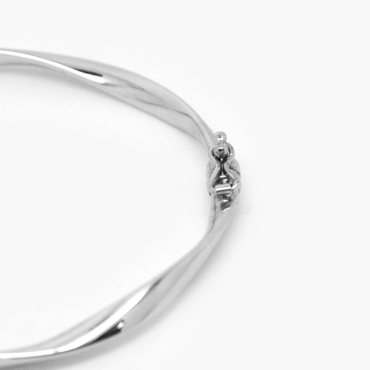 9ct White Gold Twist Hinged Bangle