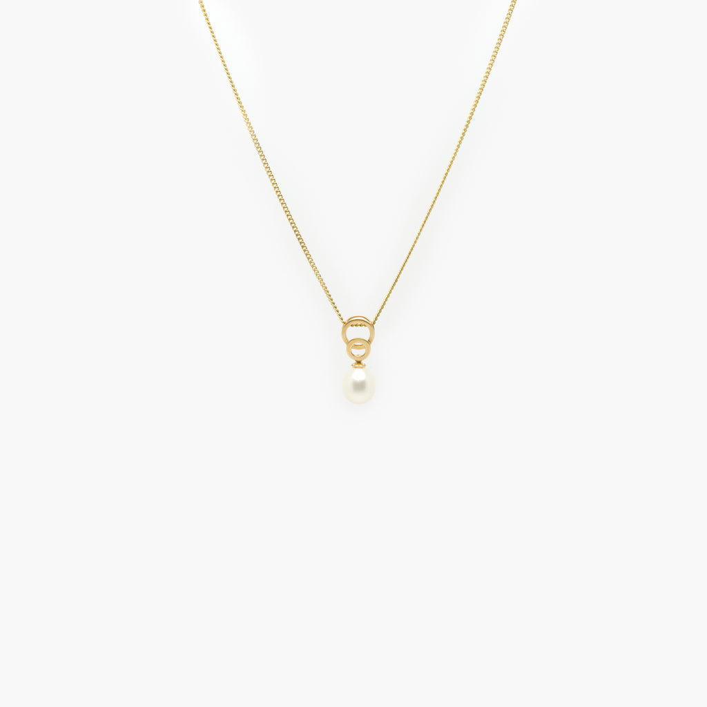 Jordans Jewellers 14ct yellow gold & freshwater pearl pendant on an 9ct yellow gold chain necklace